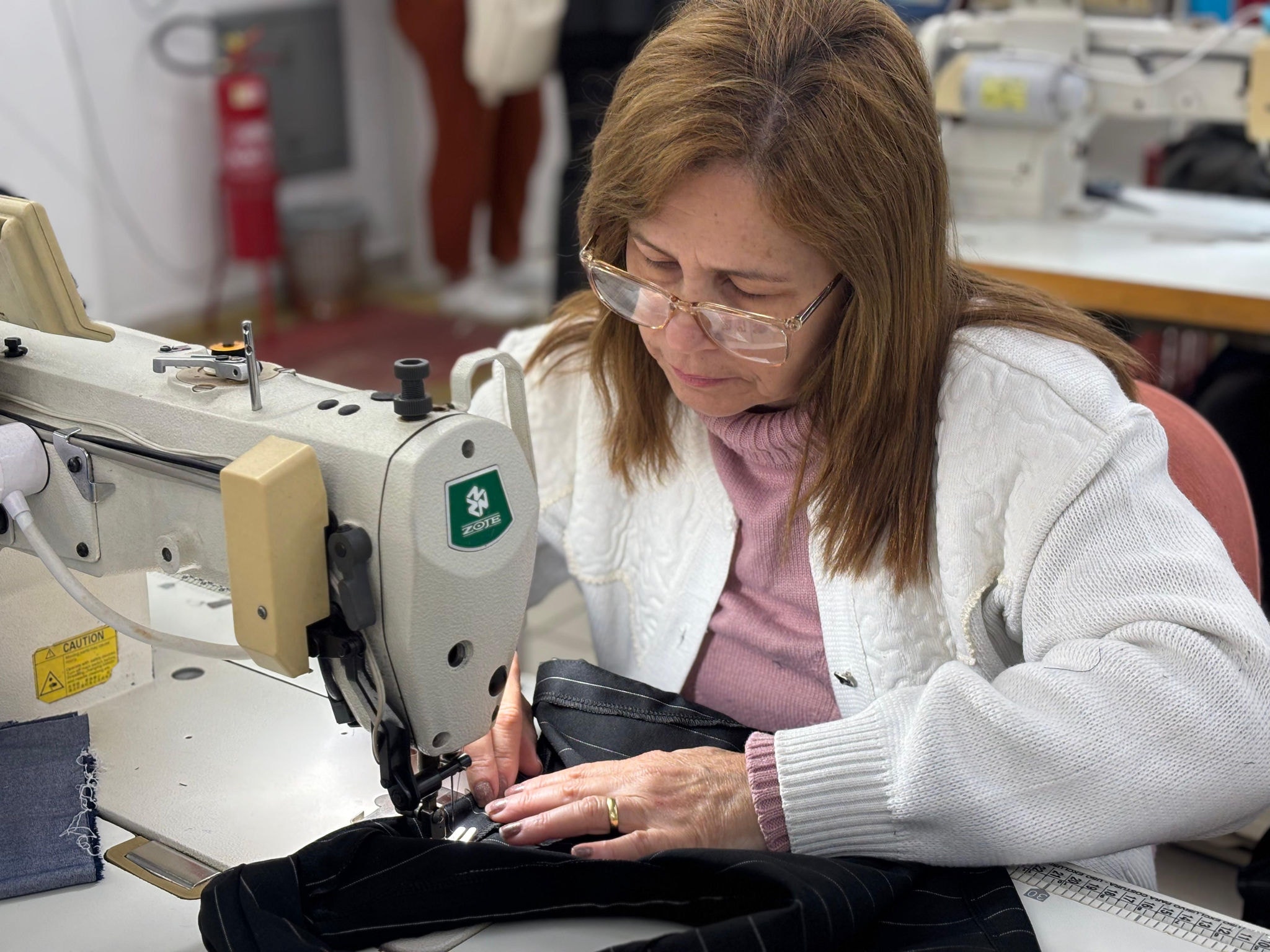 Fábricas de roupas em Divinópolis empregam costureiras e vestem todo o país