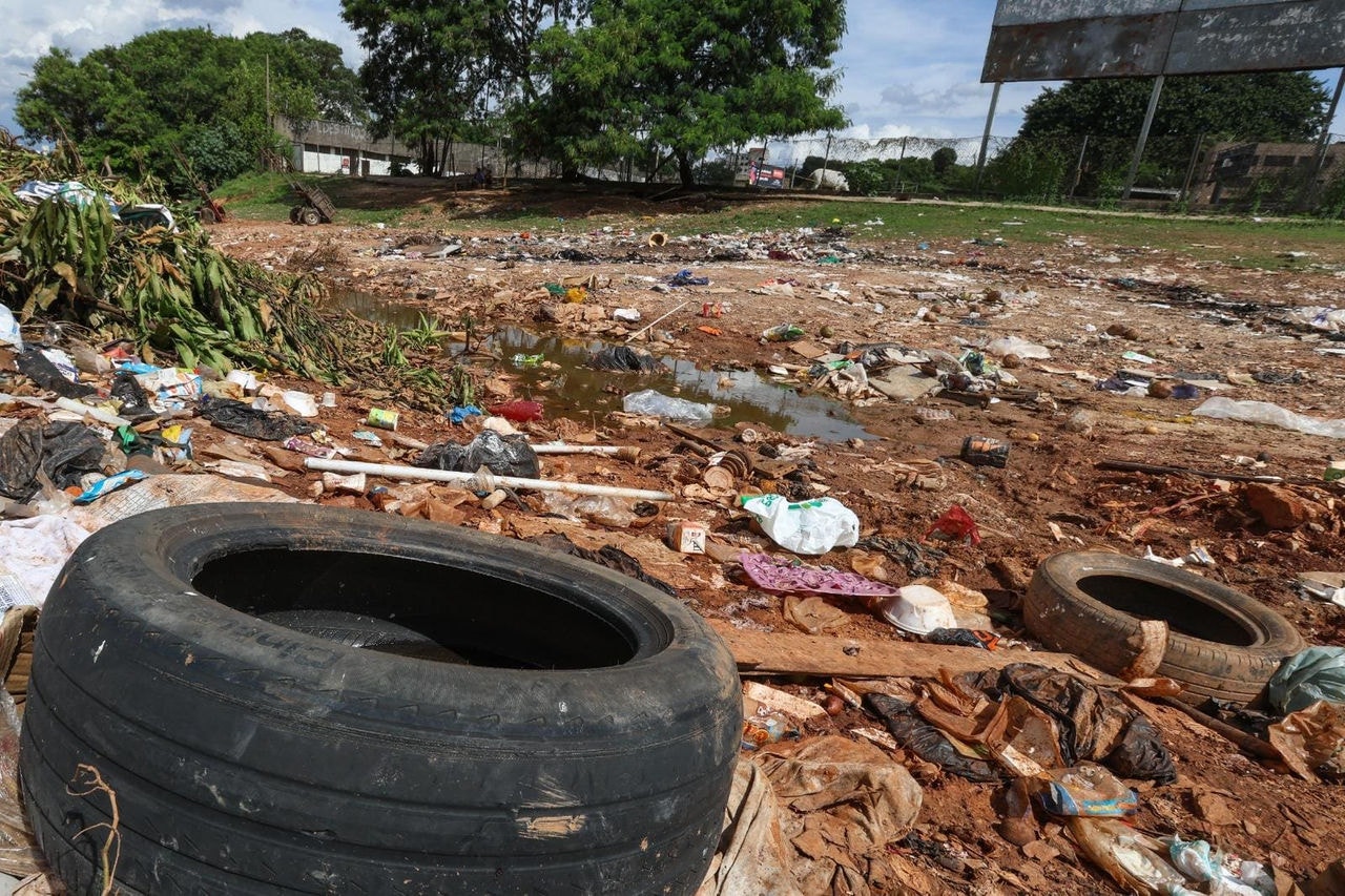Lixo em lote abandonado em BH pode gerar focos de criação do mosquito