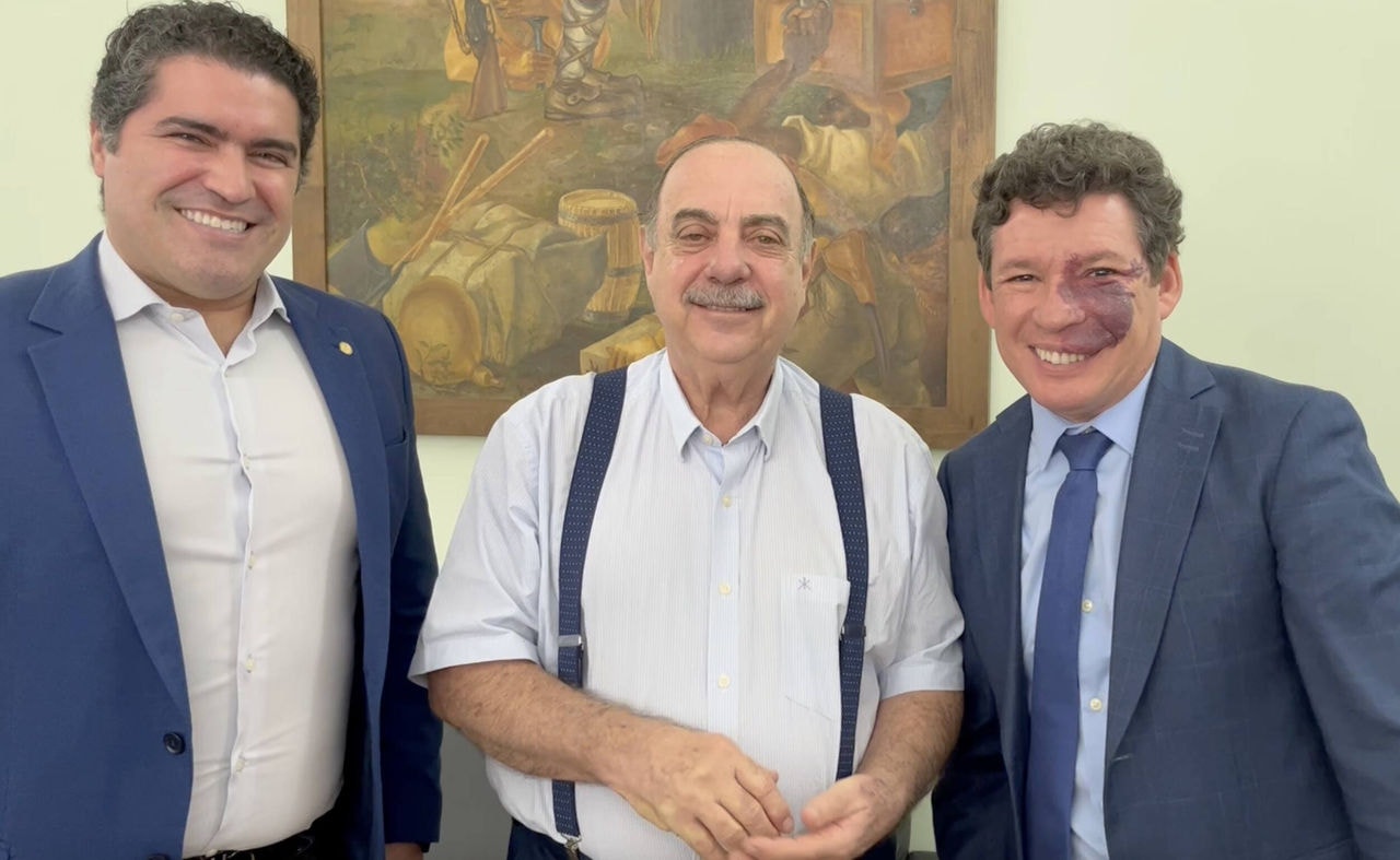 O prefeito de Belo Horizonte, Fuad Noman (PSD), em encontro com os deputados federais por Minas que chefiam o Grupo de Trabalho da reforma tributária, Reginaldo Lopes (PT) e Newton Cardoso Jr (MDB)