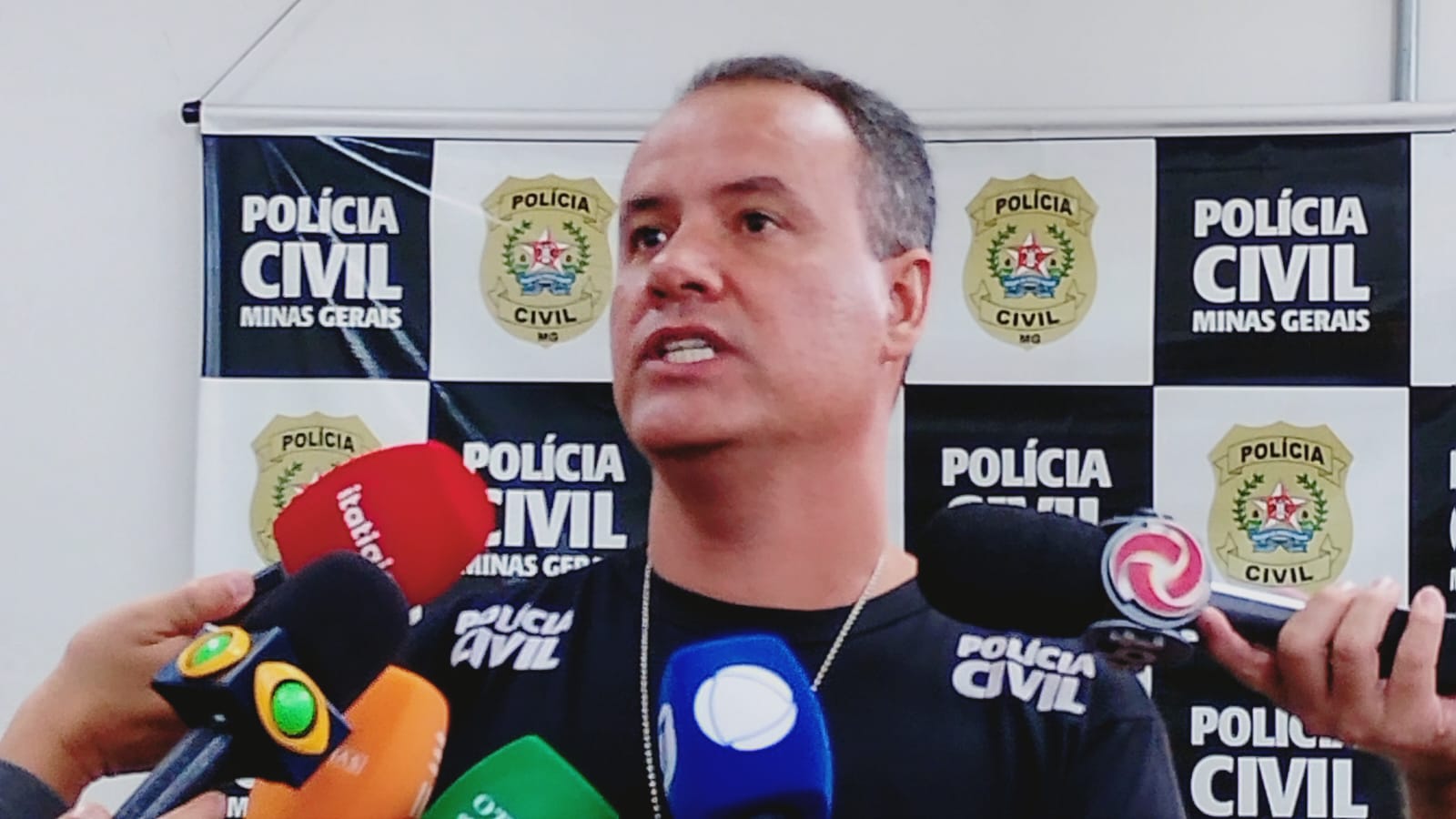 Segundo o delegado Wellington Faria, titular da Delegacia de Homicídios de Ibirité, os suspeitos teriam subtraído dinheiro e cartões da vítima após o crime