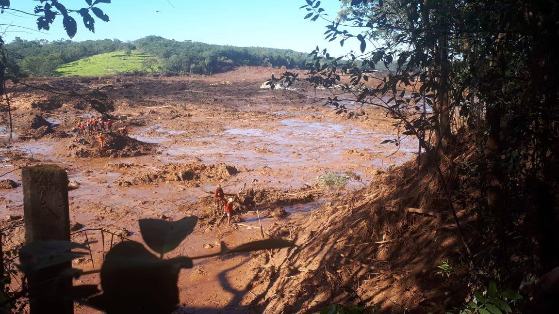 Foto de 2019 mostra primeiros trabalhos dos bombeiros em busca das 272 vítimas de Brumadinho