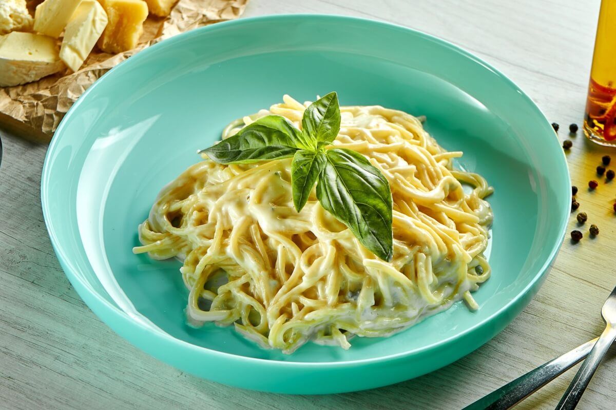 Macarrão com molho três queijos