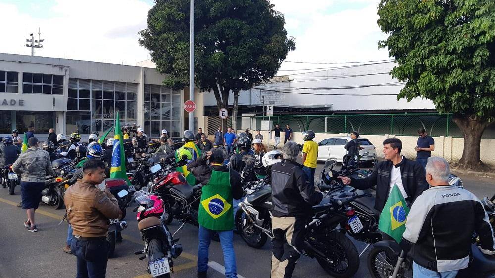 Apoiadores de Bolsonaro aguardam presidente em frente ao aeroporto da Pampulha