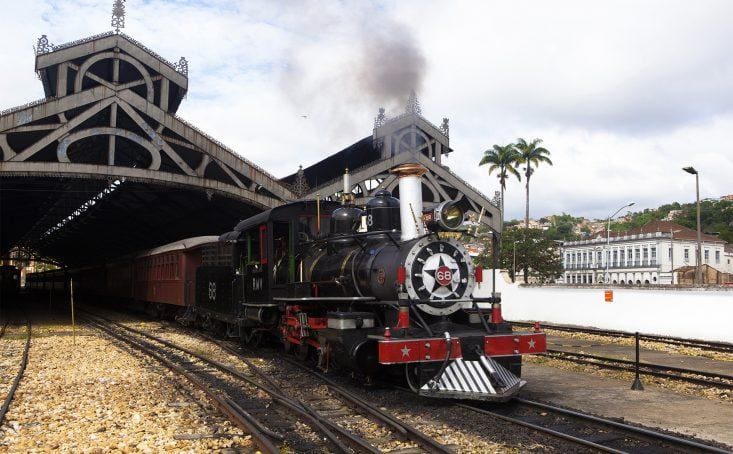 Trem turístico percorre aproximadamente 12 km de paisagens naturais e lugares históricos