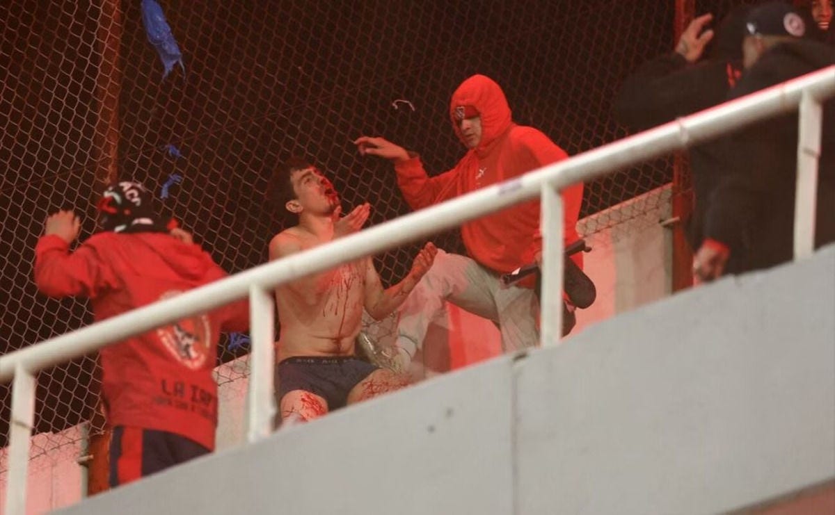 Uma briga generalizada tomou conta do estádio Libertadores da América
