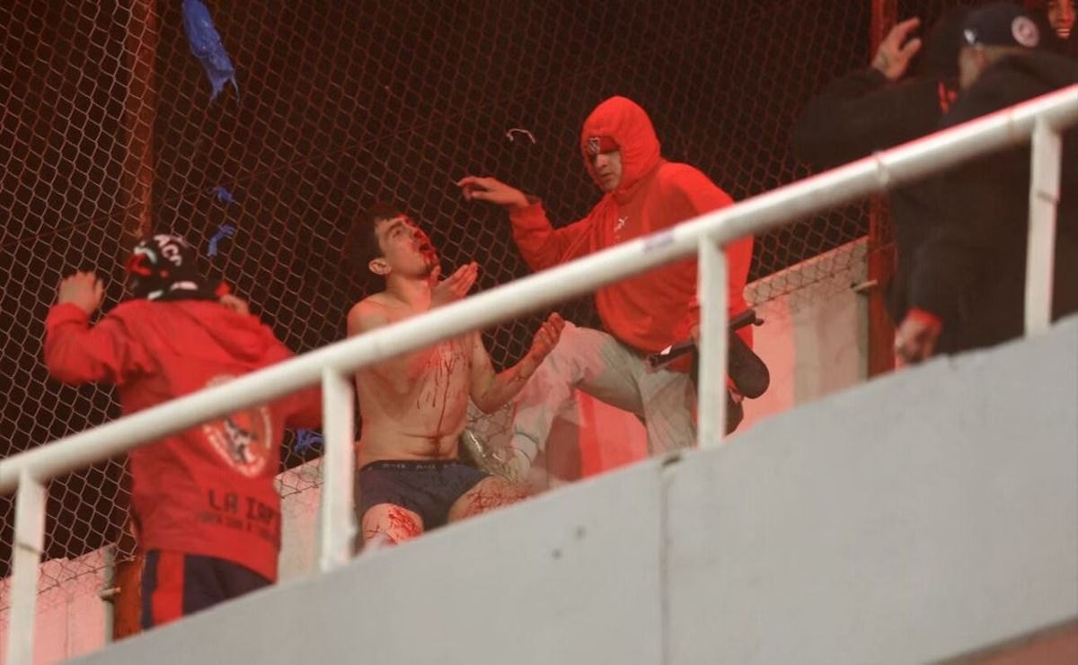 Uma briga generalizada tomou conta do estádio Libertadores da América