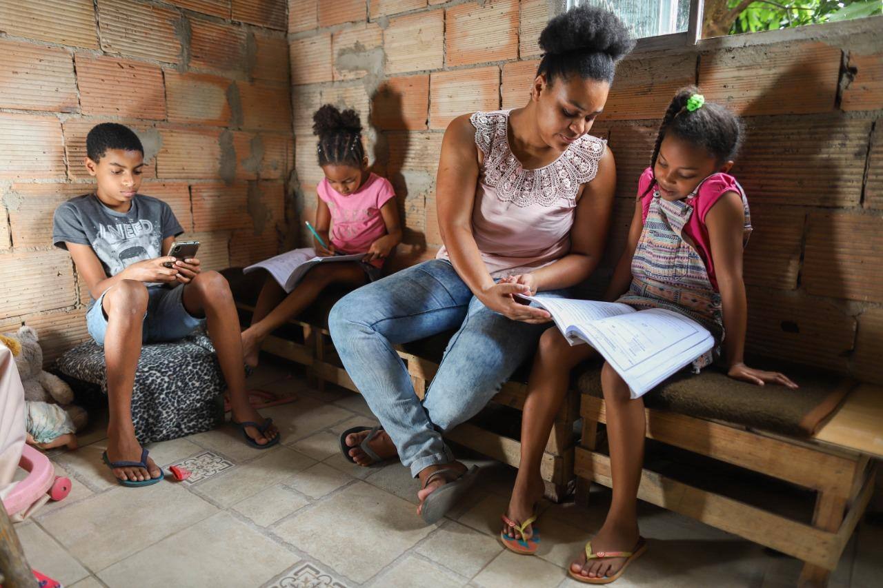Lucimara tem três filhos e um celular, quase sem internet, para as aulas remotas em BH