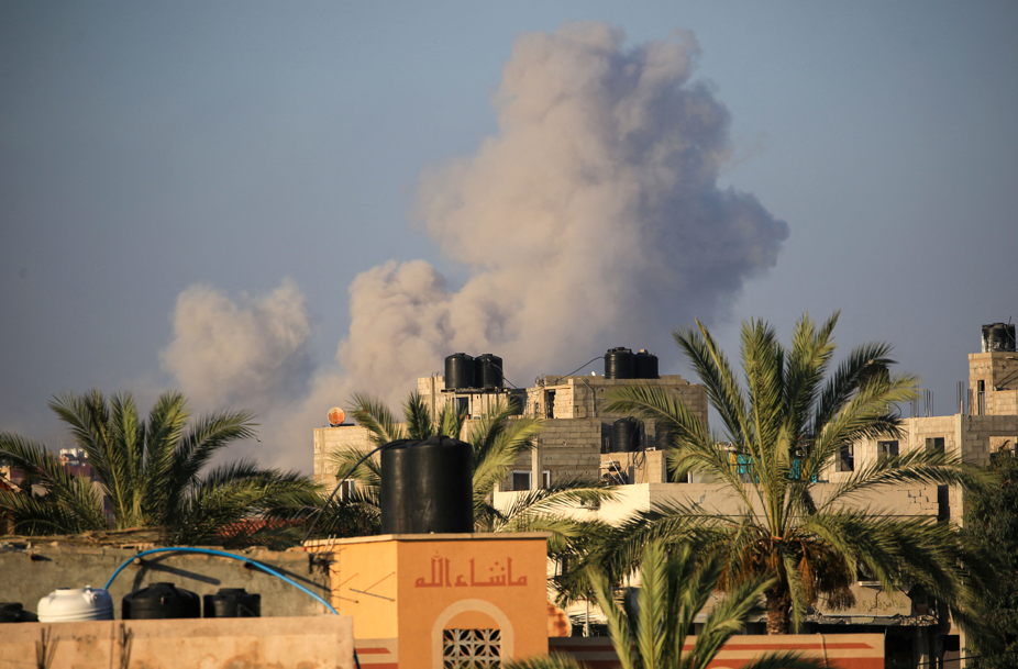 Cidade de al-Zawaida, no centro da Faixa de Gaza, mostra fumaça subindo após um ataque israelense ao sul da Cidade de Gaza, nesta terça (11), em meio ao conflito entre Israel e Hamas