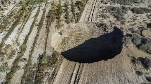 Buraco gigantesco no deserto no Atacama, no Chile, não para de crescer