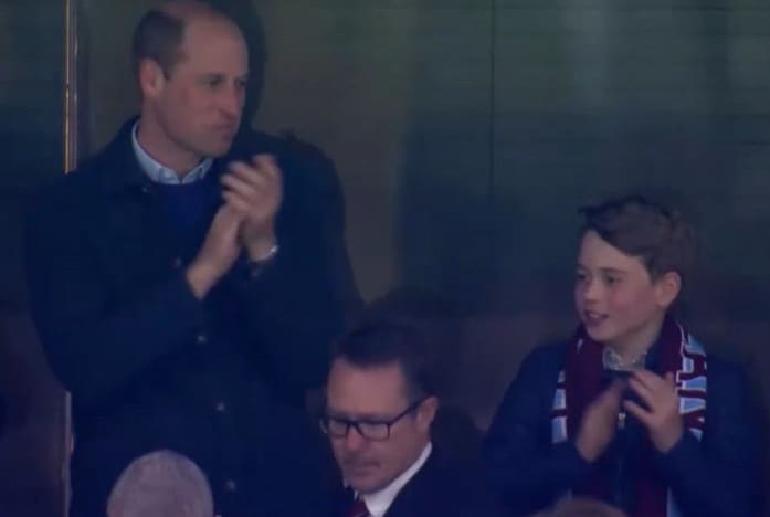 Príncipe William com o filho, George, em jogo de futebol