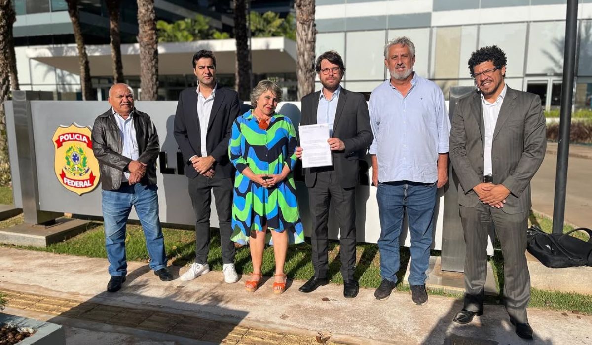 Deputada federal Erika Kokay (PT-DF) e os deputados distritais Gabriel Magno e Chico Vigilante, também do PT, estiveram em reunião com representante da PF 
