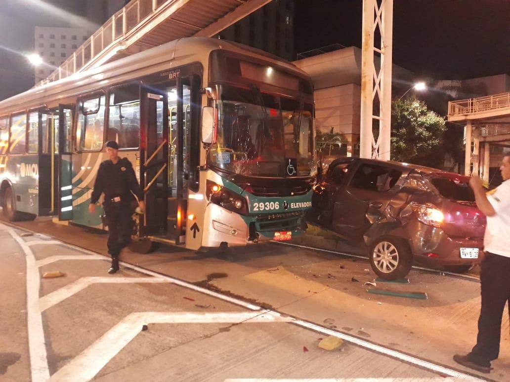 Carro invade pista do move e bate de frente com ônibus em BH