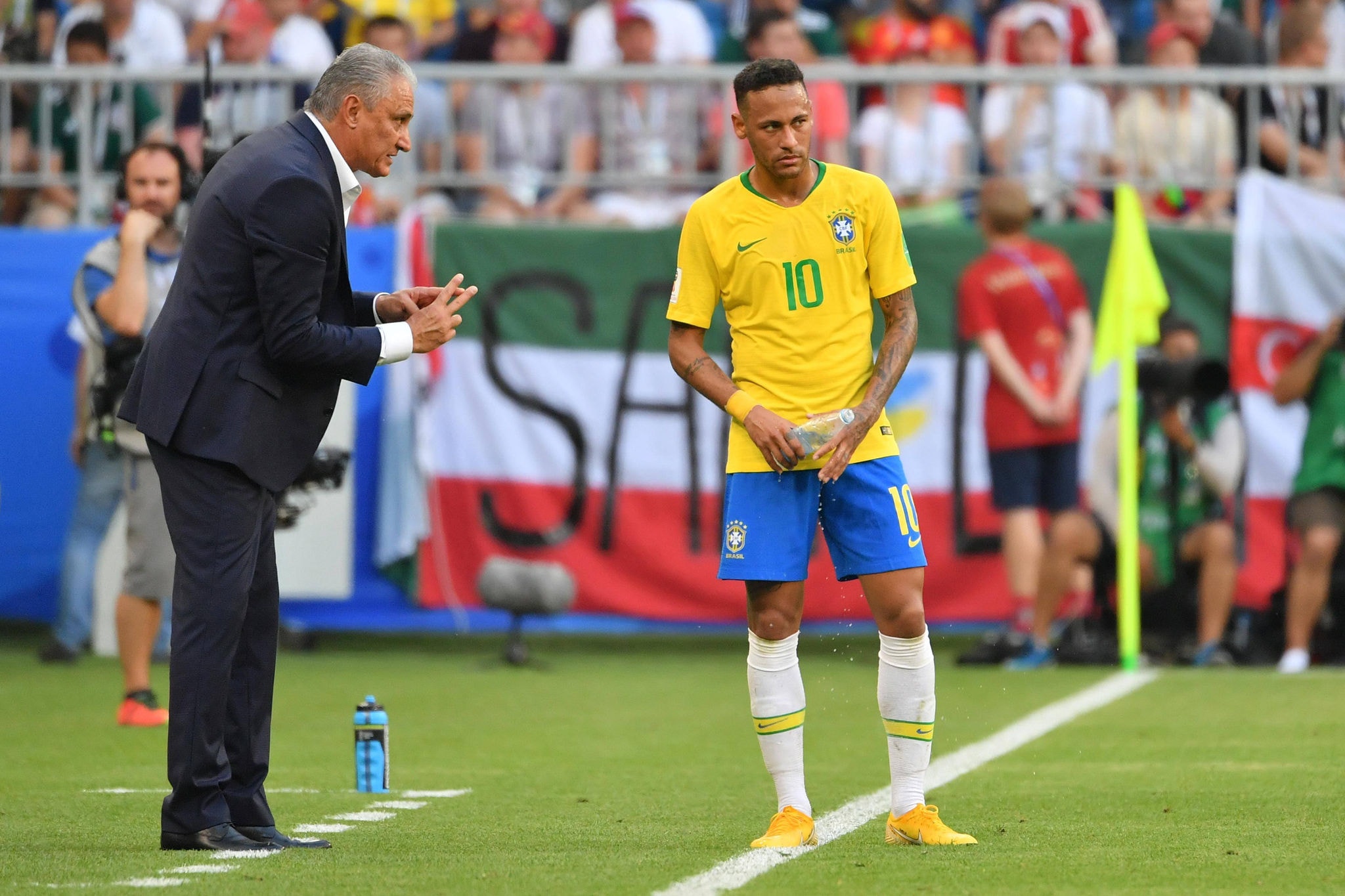 "Neymar está melhorando nesse aspecto (emocional). Tem que ficar focado. Quando gastamos energia em outras situações que não seja jogar, perde o foco", disse Tite