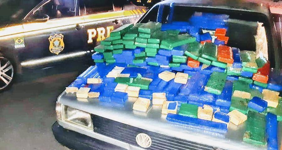 Em uma caminhonete saveiro, a polícia recolheu cerca de 100 quilos de maconha, escondidas na lateral do veículo