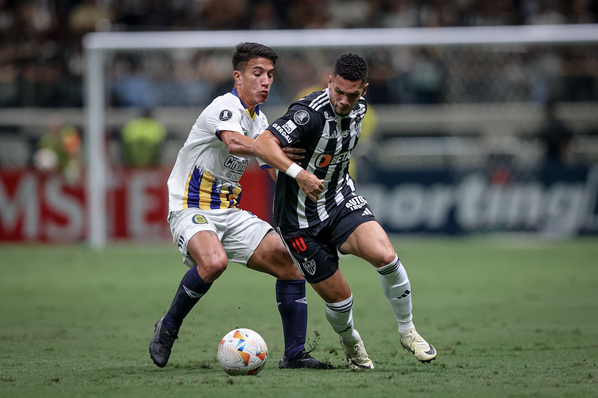 Paulinho, atacante do Atlético, encara marcação do Rosario Central em jogo na Arena MRV