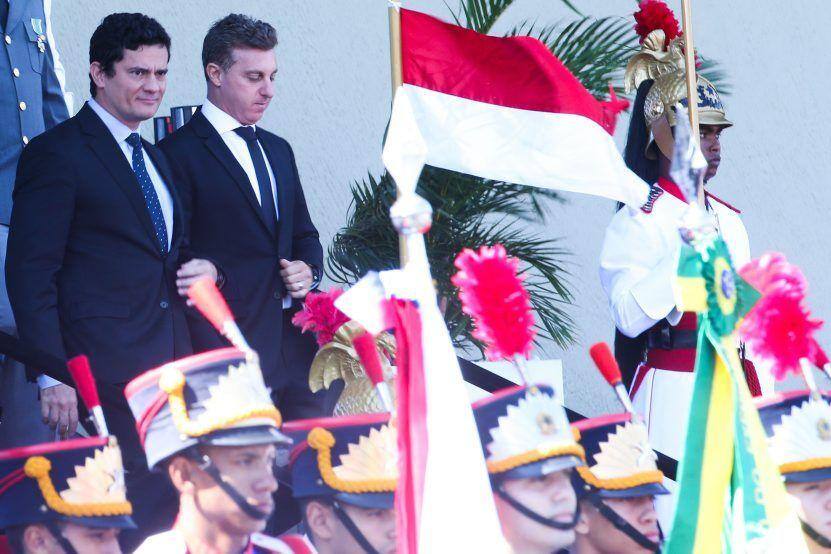 Brasília - O juiz federal Sérgio Moro e o apresentador Luciano Huck  participam da cerimônia comemorativa ao Dia do Exército, no Quartel-General do Exército (Antonio Cruz/ Agência Brasil)