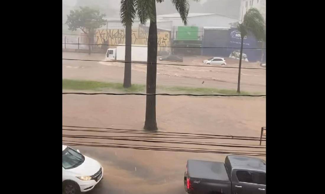 A avenida Antônio Carlos, uma das principais de BH, foi tomada pela água