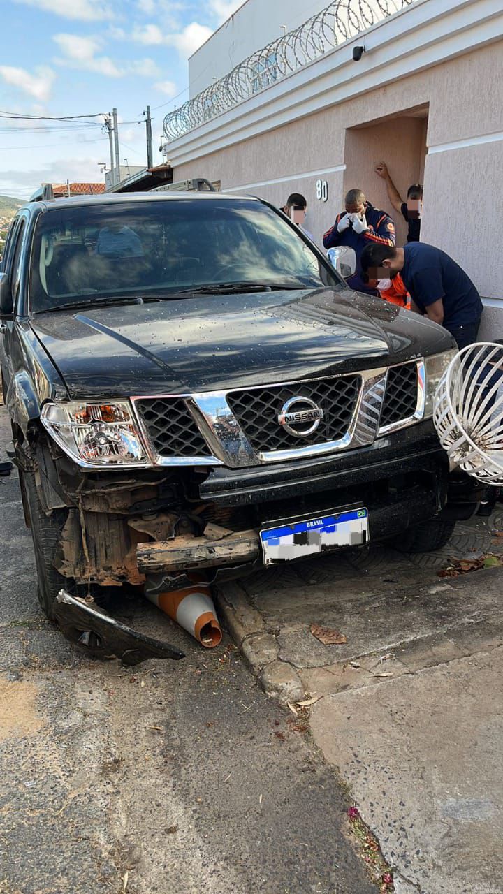 Homem dirigia uma caminhonete Nissan Frontier quando sofreu o mal-estar 