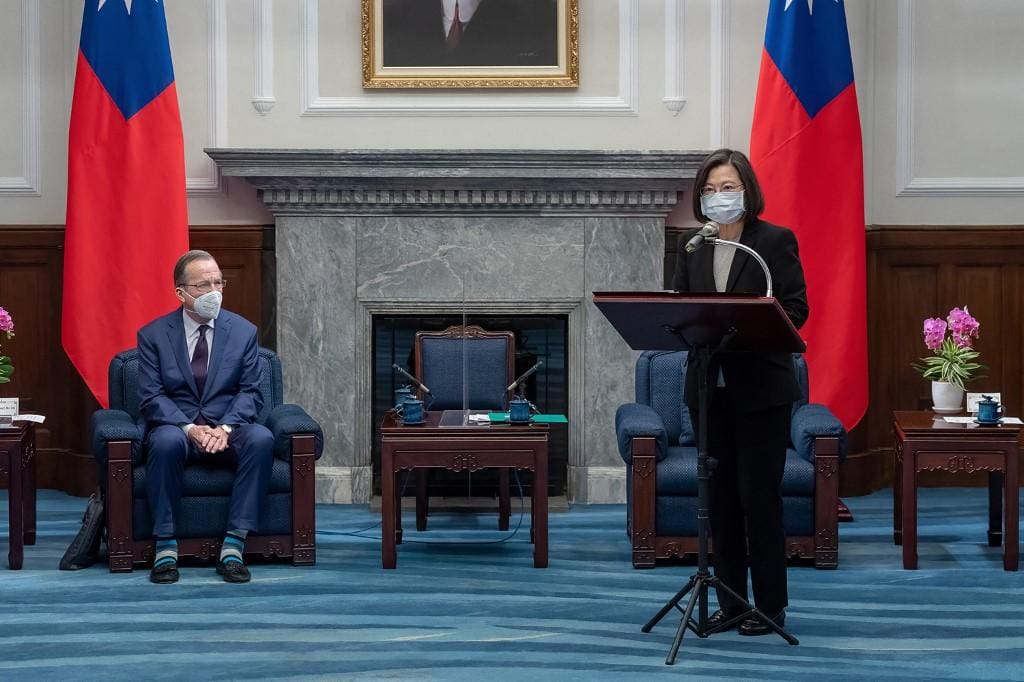 Foto mostra a presidente de Taiwan, Tsai Ing-wen falando no gabinete