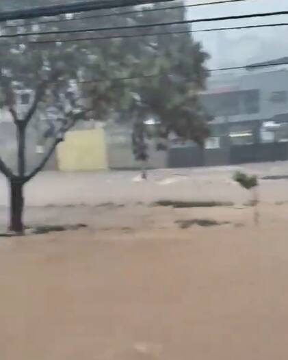 Avenida Firmo de Matos, em Contagem, ficou alagada