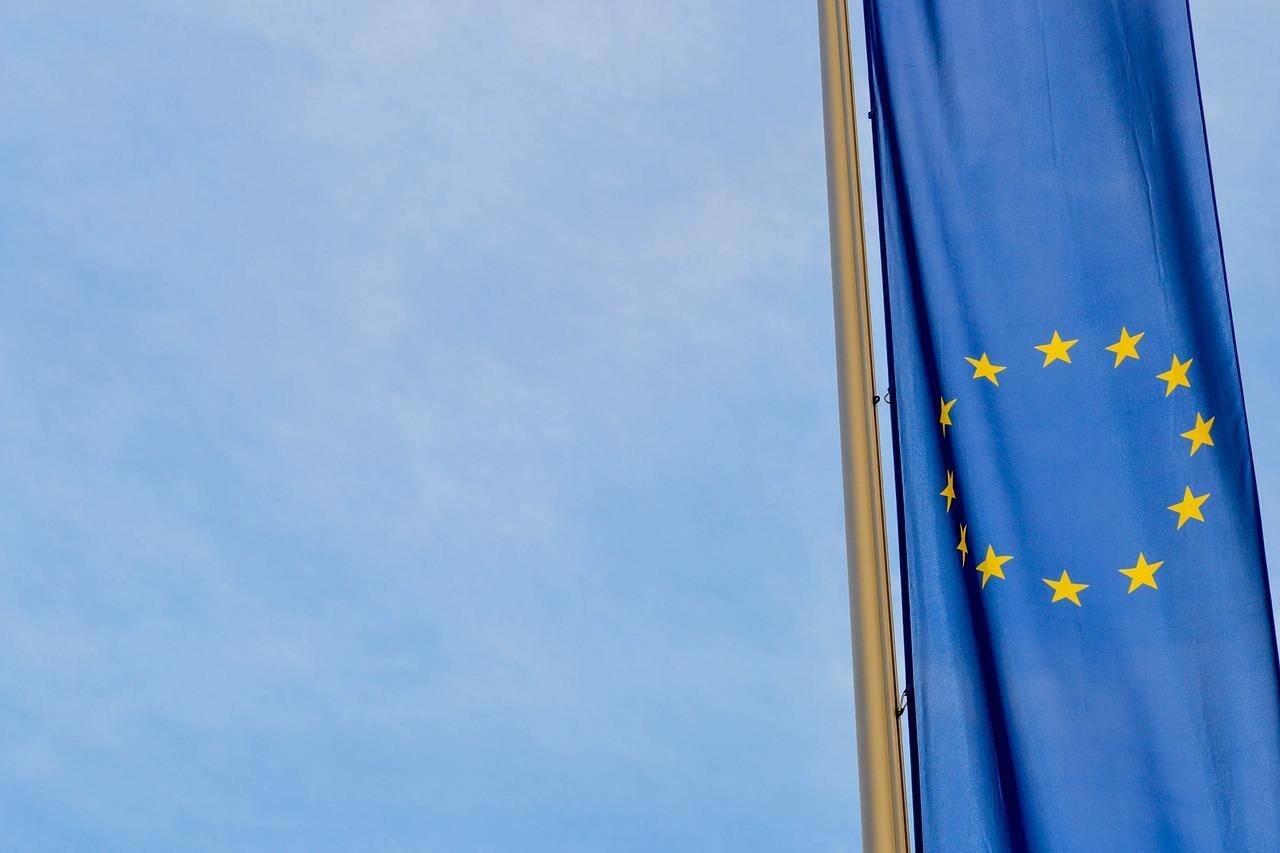 Bandeira da União Europeia; países concordaram em endurecer regras contra imigrantes sem documentos