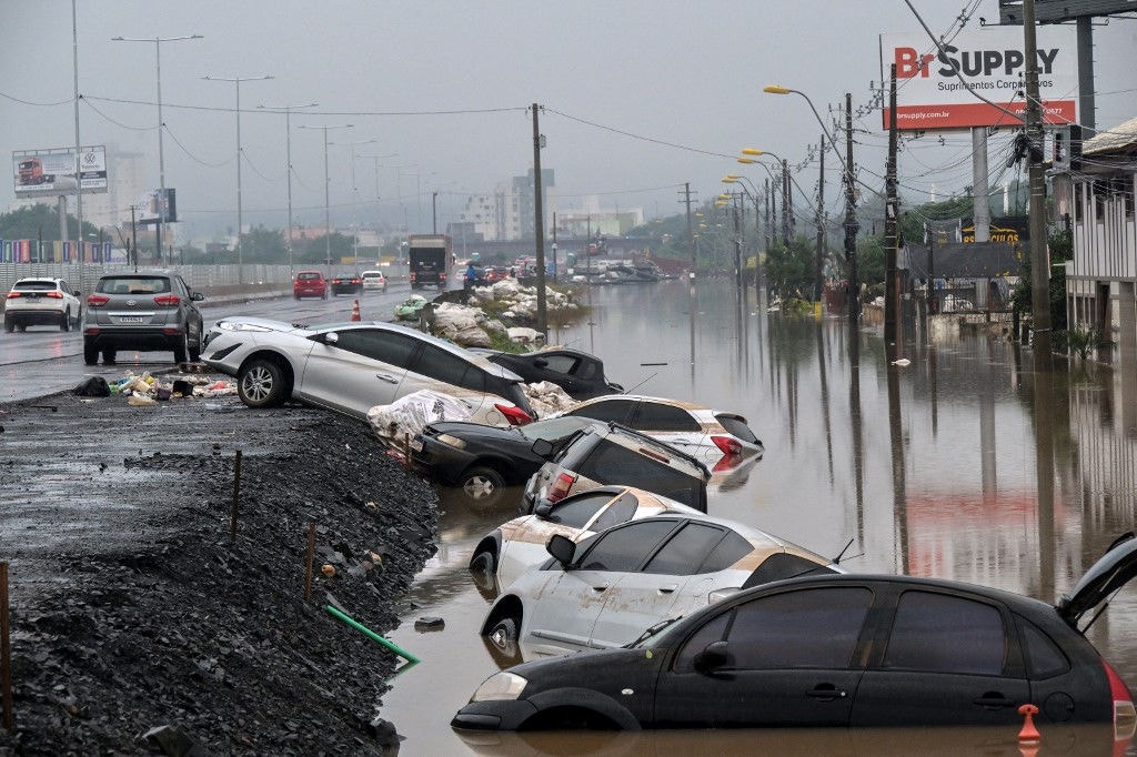 Milhares de pessoas tiveram seus carros danificados por causa das enchentes no Sul