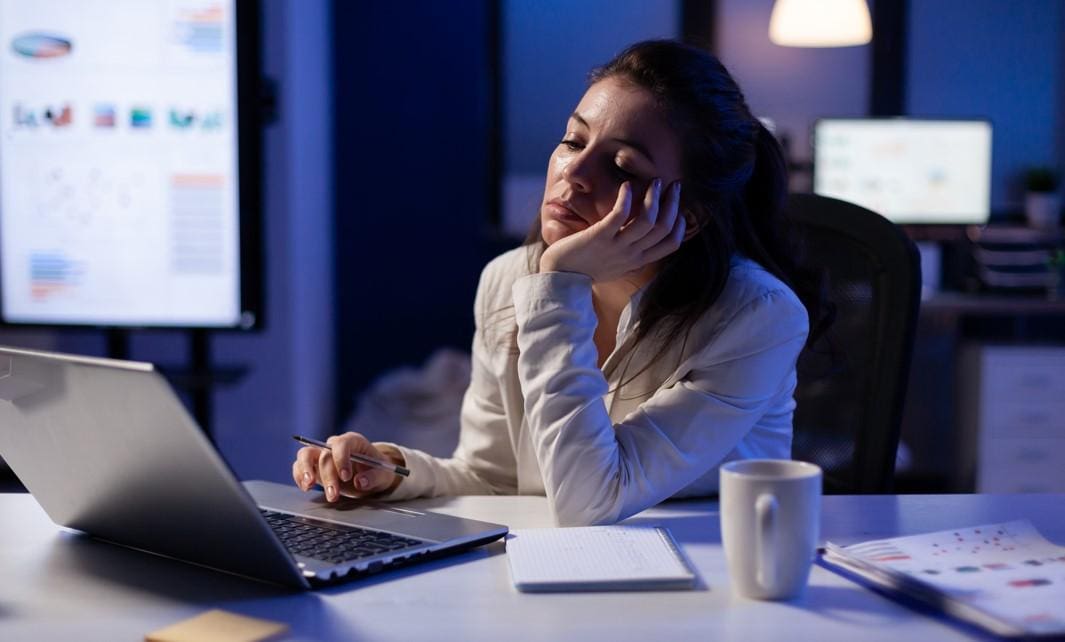 Burnout mulher cansada em frente ao computador