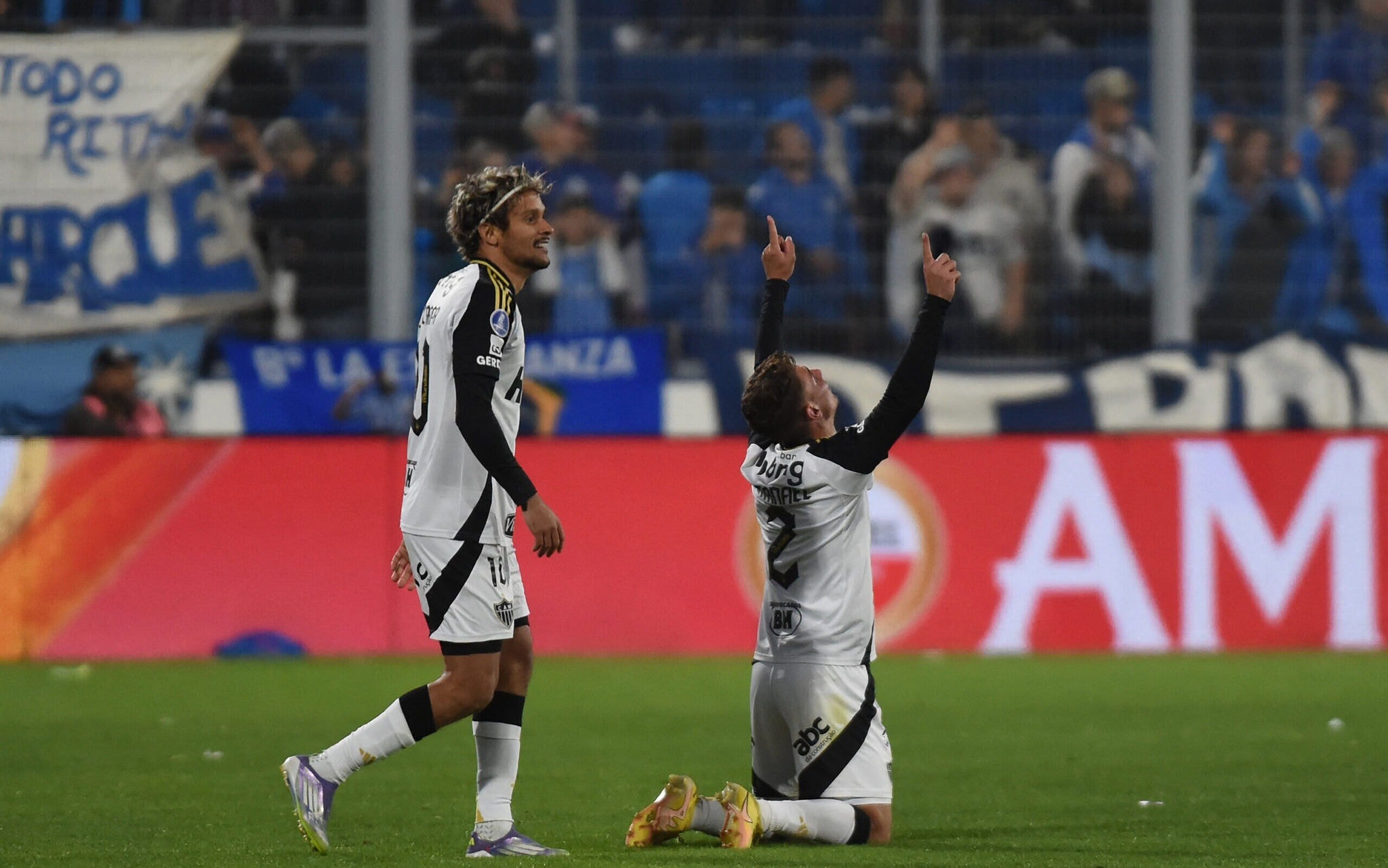 Natanael comemora gol pelo Atlético-MG contra o Godoy Cruz pela Sul-Americana (Foto: Andres LARROVERE / AFP)