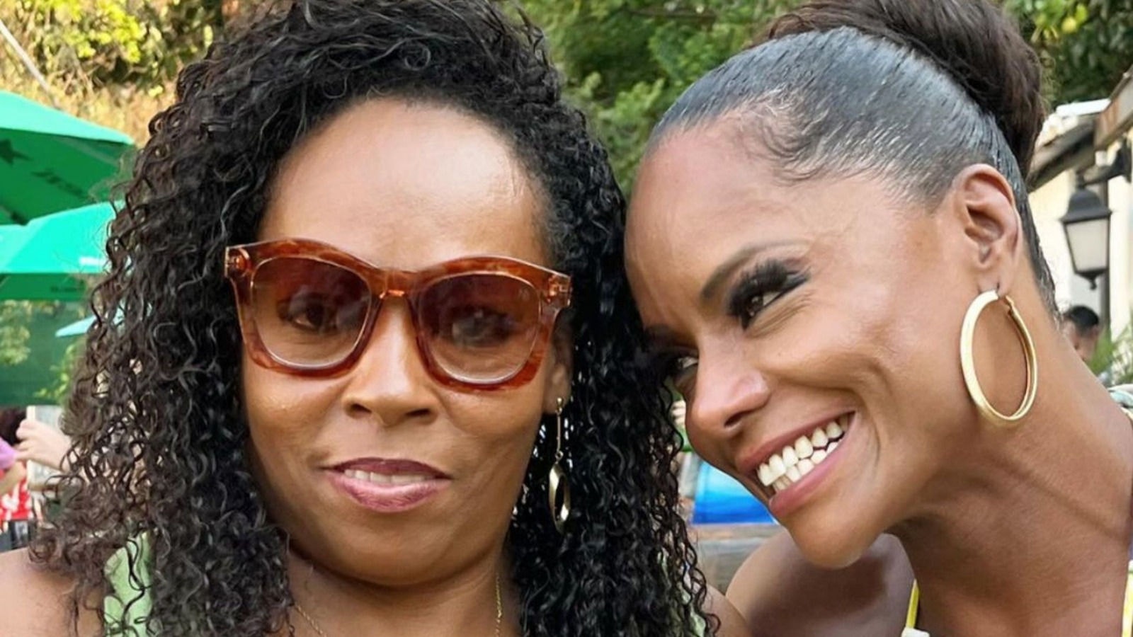Adriana Bombom e sua irmã gêmea Andréa Soares, que faleceu nesta quinta-feira (04)