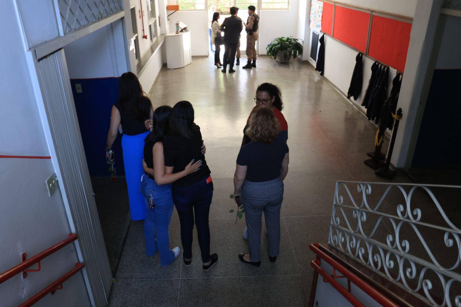 Um dia após ataque em Poços de Caldas, cenário em colégio onde estudavam as vítimas foi de consternação e tristeza