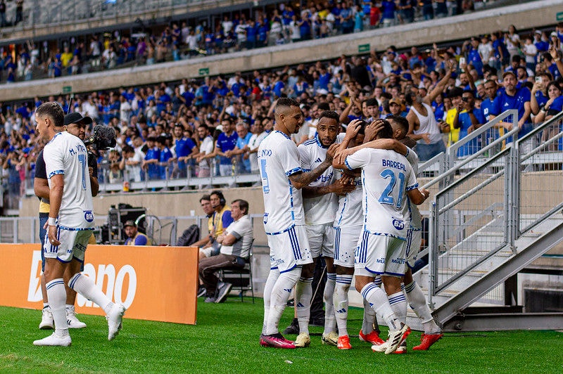 Cruzeiro venceu o Vitória, no Mineirão, por 3 a 1, na quarta rodada do Brasileirão