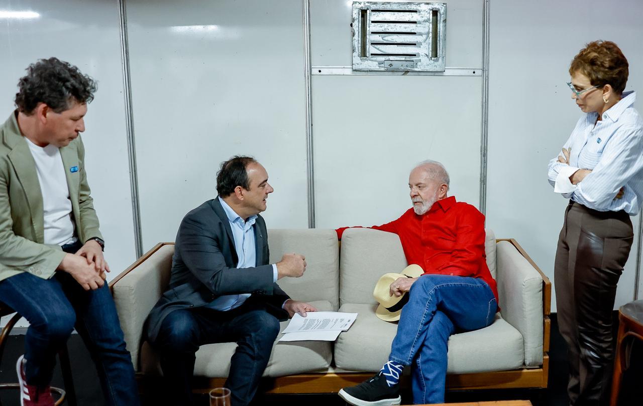 Presidente da Fiemg Flávio Roscoe entregou ao presidente Lula um documento com medidas emergenciais para a indústria. Reunião contou com o deputado federal Reginaldo Lopes (PT-MG) e a prefeita de Contagem, Marília Campos