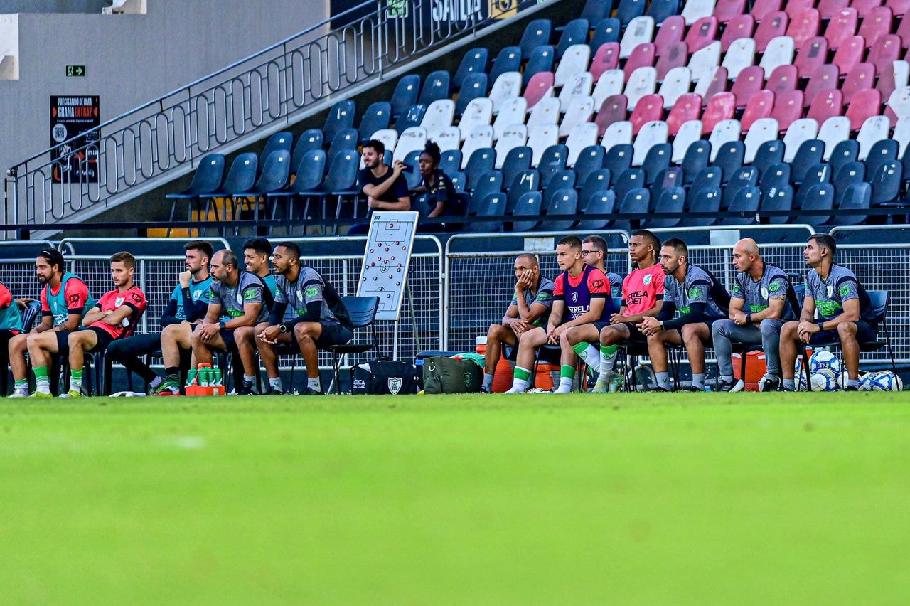 Comissão técnica e jogadores do Coelho, durante jogo-treino contra o Vasco
