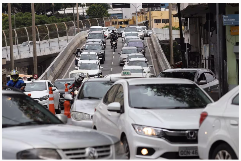 Fila de carros na estrada legenda