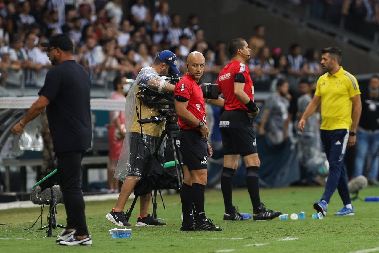 Membros da equipe de arbitragem ficaram de olho nos treinadores de Atlético e Cruzeiro