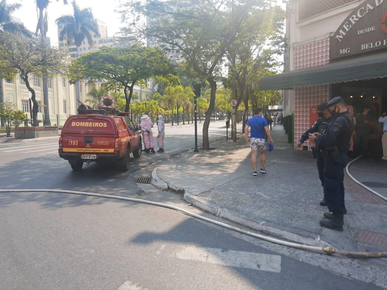 Bombeiros atuam no local