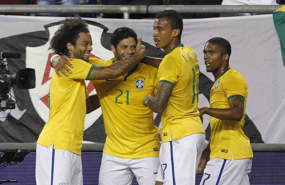 Hulk marcou um dos gols do Brasil na goleada por 4 a 1 em 2015