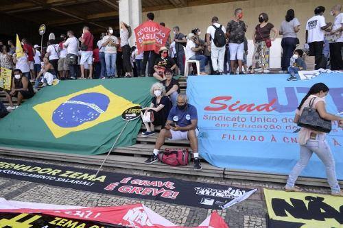 Manifestação na Assembleia cobra piso devido pelo governo