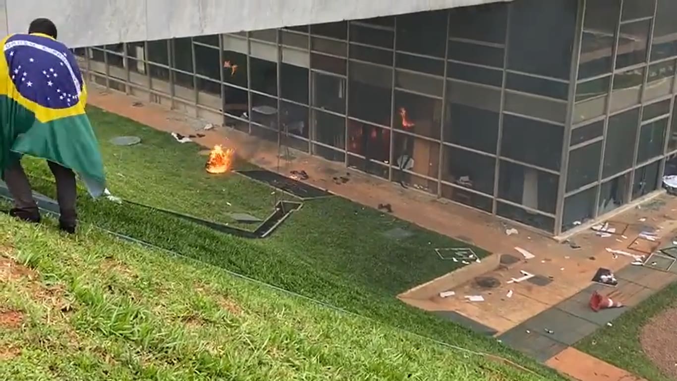 Bolsonaristas atearam fogo no Congresso Nacional durante ato terrorista em Brasília, neste domingo (8)