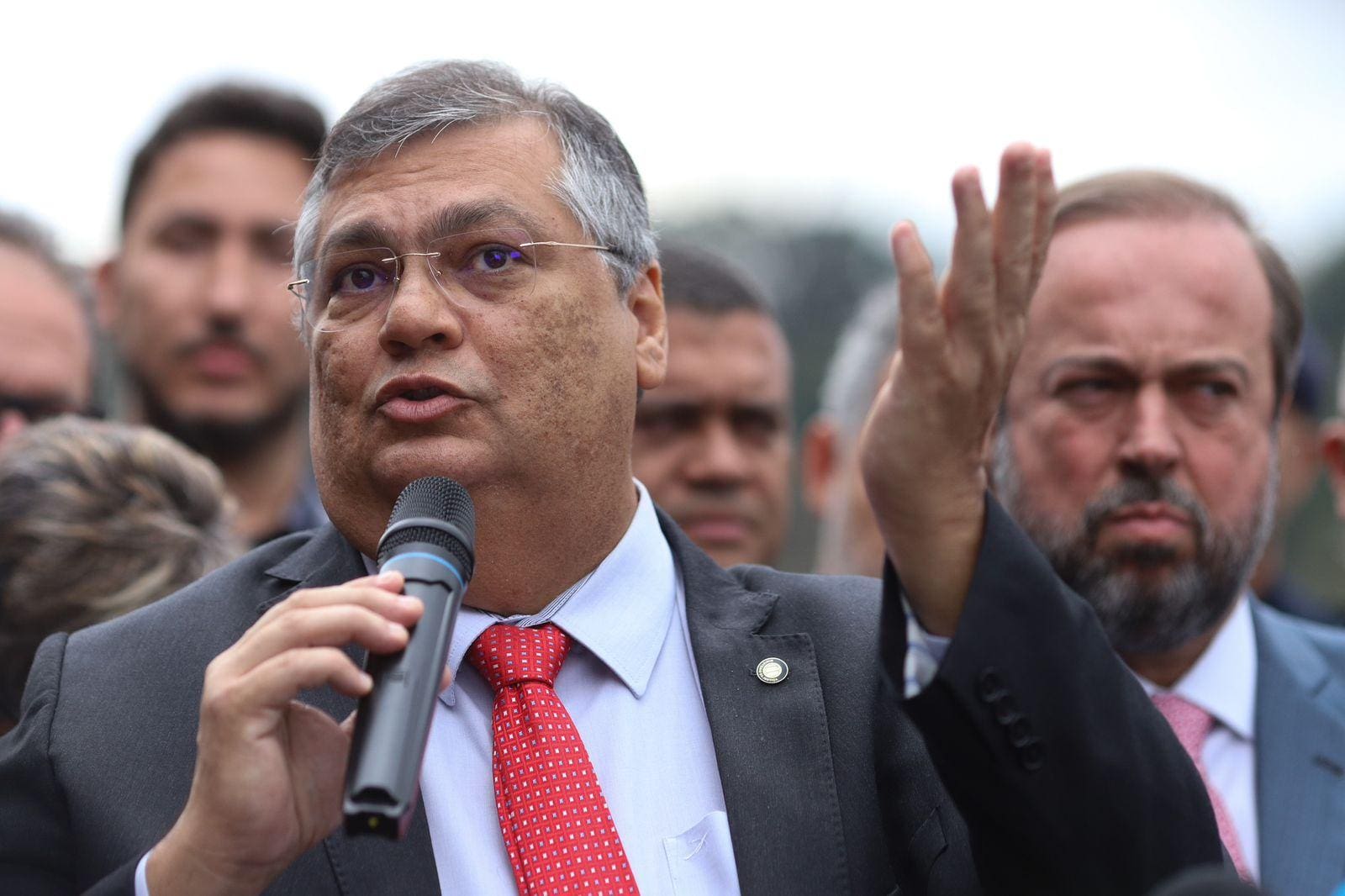 O ministro da Justiça, Flávio Dino, em cerimônia no aeroporto da Pampulha
