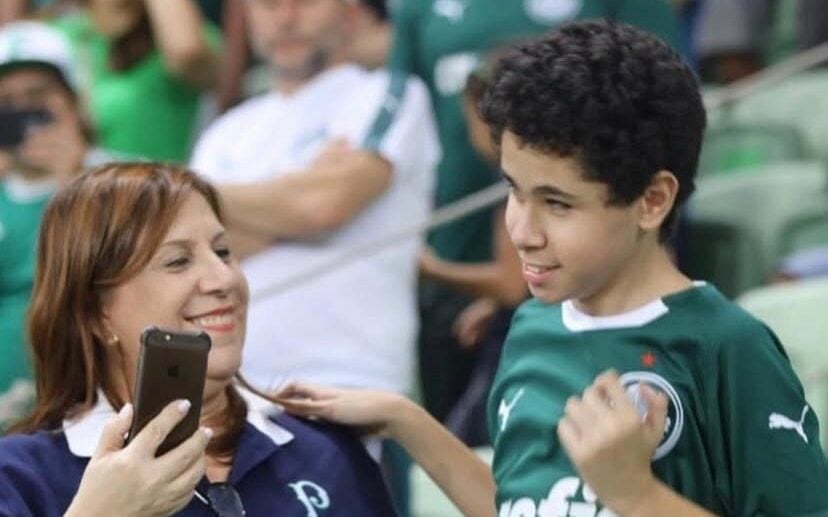 Sílvia ao lado do filho Nickollas no Allianz Parque (Foto: Arquivo pessoal)