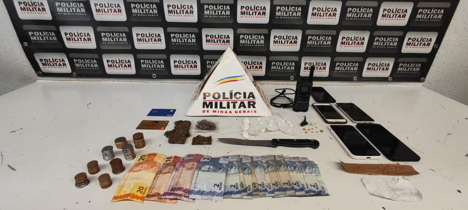 Dentro da casa, a PM encontrou drogas com ajuda de um cão farejador
