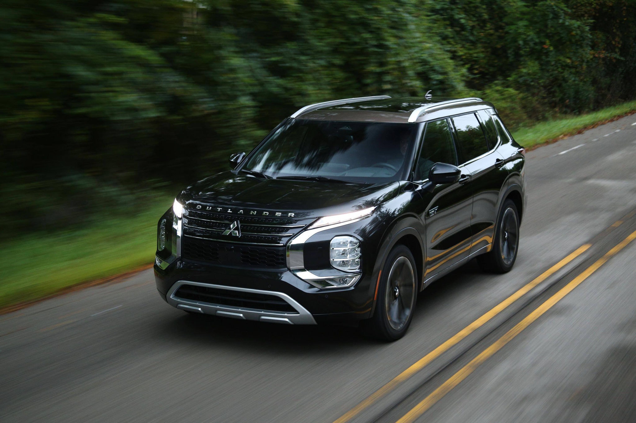 Novo SUV híbrido de 7 lugares da Mitsubishi irá estrear no Brasil em 2024