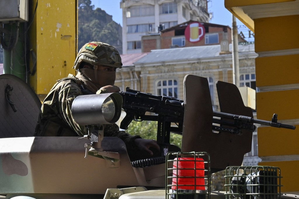Militares bolivianos levaram blindado para Praça, em La Paz, em tentativa de golpe