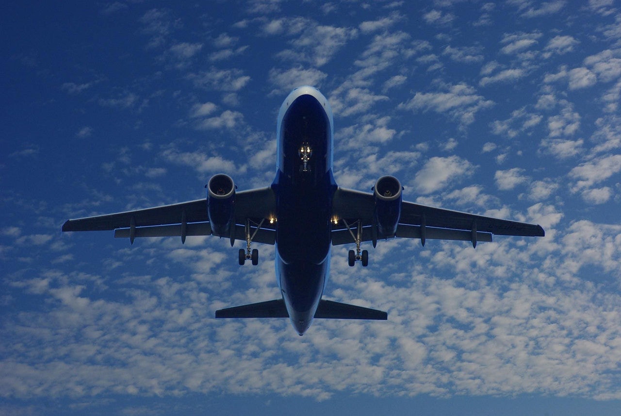 Imagem ilustrativa de um avião no céu
