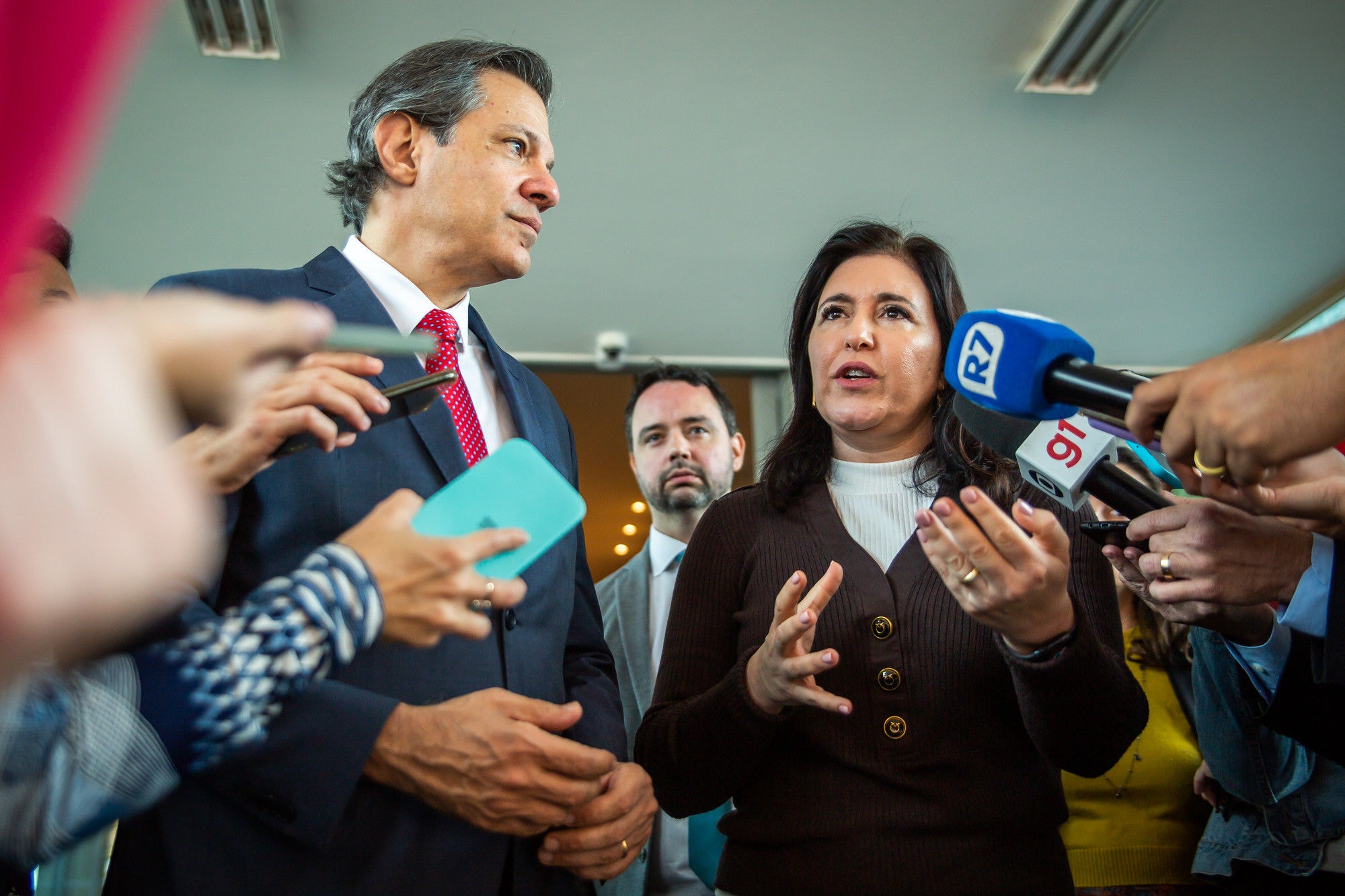 O ministro da Fazenda, Fernando Haddad, ao lado da ministra do Planejamento, Simone Tebet, durante entrevista na sede do Ministério da Fazenda