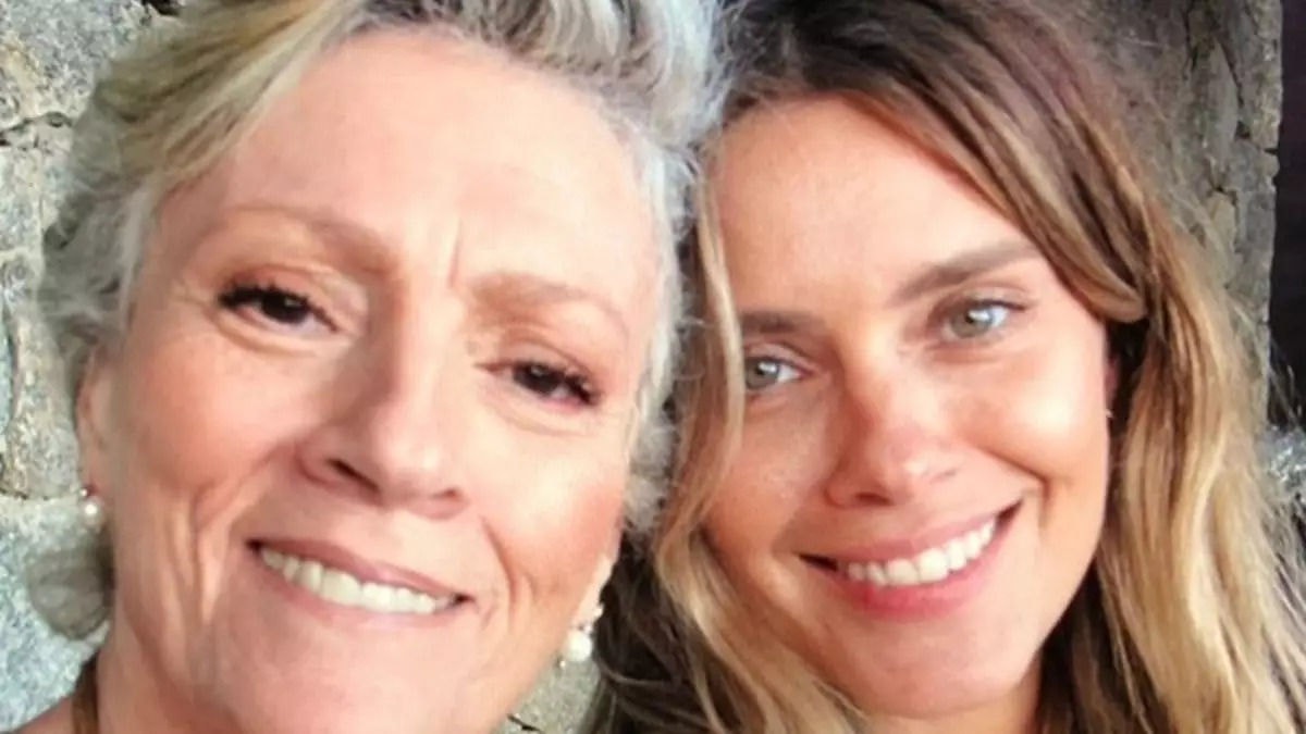 A atriz Carolina Dieckmann e sua mãe, Maíra Dieckmann, que faleceu em 2019 devido a um mal súbito