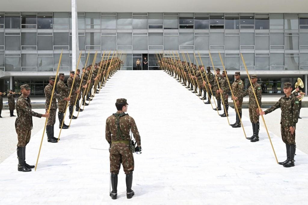 Militares participam de ensaio, no Palácio do Planalto, para a posse de Lula