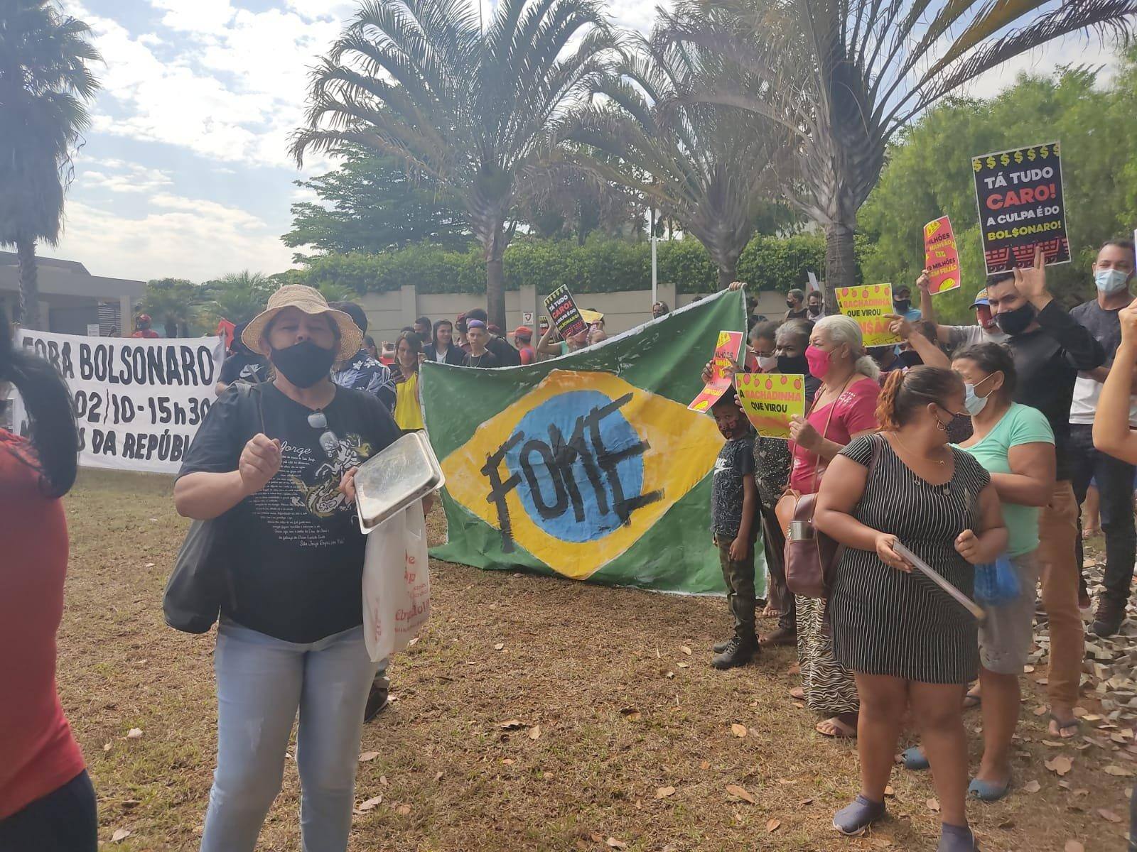 Integrantes do MTST protestam em frente à mansão de Flávio Bolsonaro