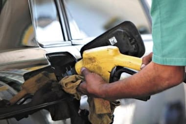 Nos carros flex ou a gasolina, o ideal é colocar combustível premium antes da inatividade